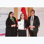 Alina Schlögl, BHAK Imst mit Herrn Bundesminister Ao. Univ.-Prof. Dr. Polaschek und Gruppenleiterin MinRin Mag.a Meschnigg | 1. Platz Landeswettbewerb Tirol