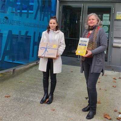 Fototext: Direktor-Stv. Mag. Brigitta Fischer und Dzasmina Dzehverovic (4AK) nahmen das „Gesunde Schule“ Gütesiegel freudig entgegen.