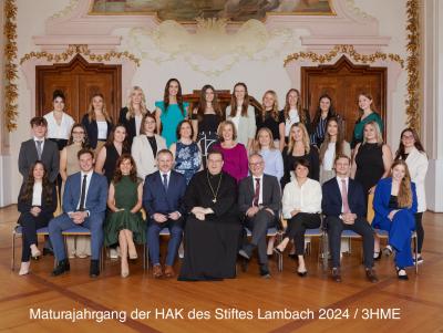 Die diesjährigen Maturantinnen und Maturanten mit dem Lehrerteam der HAK Lambach (3HME)