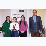 Zehra Özhan, Lisa-Marie Macak und Burcu Uzun wurden für das Best Economic Projekt ausgezeichnet (im Bild mit ihrem Lehrer und Projektleiter DDr. Thomas Benesch).